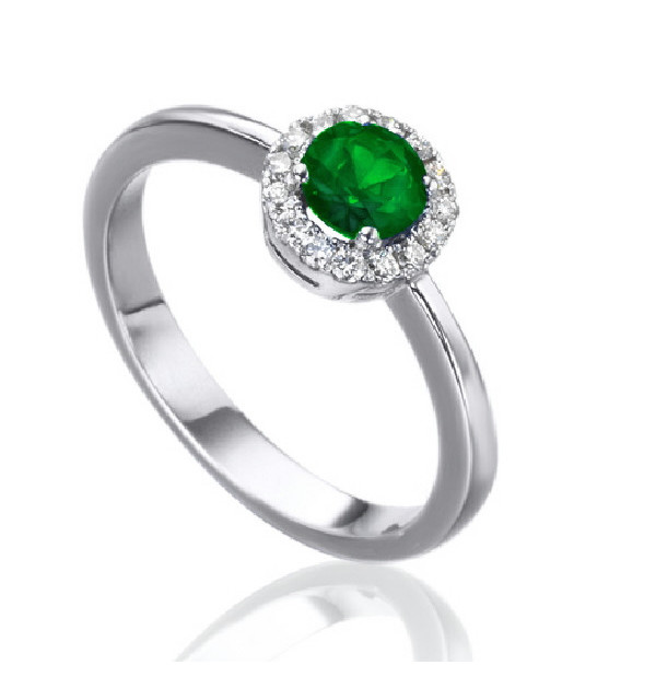 Anillo de oro blanco con Esmeralda y orla de Diamantes