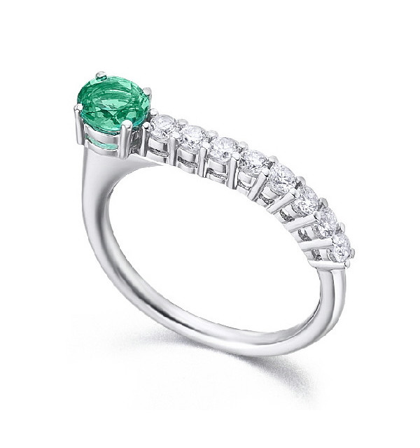 White gold ring with Emerald and Diamonds