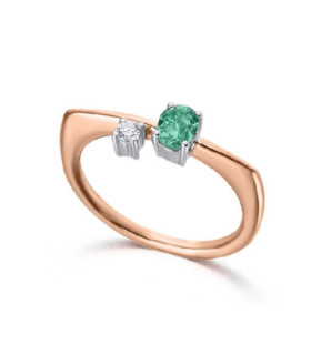 White and rose gold ring with a Emerald and a Diamond