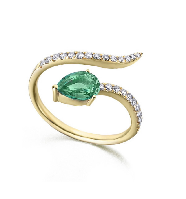 Anillo de  oro amarillo  con Esmeralda y  Diamantes