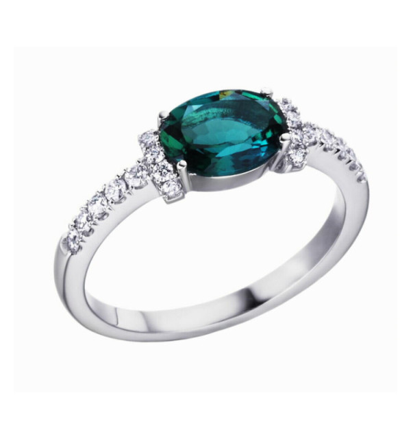 White gold ring with a Emerald and Diamonds