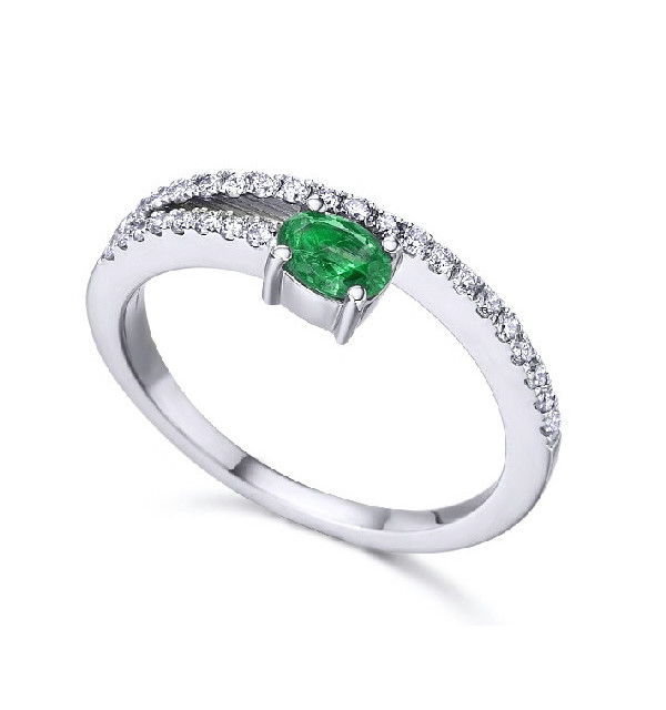 White gold ring with Emerald and Diamonds