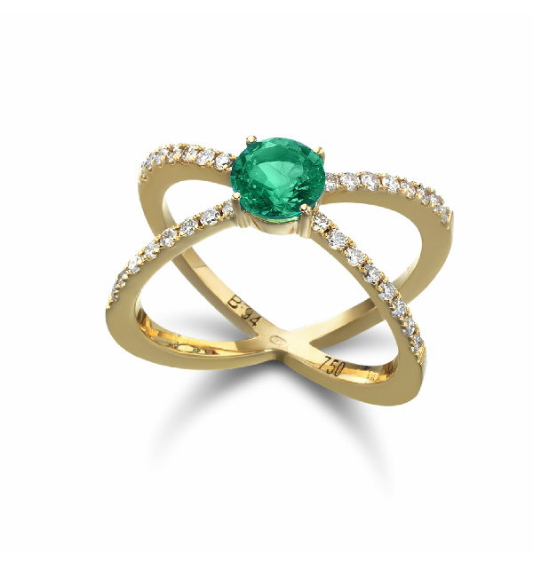 Anillo de oro amarillo  con Esmeralda y  Diamantes