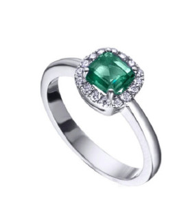 White gold ring with Emerald and Diamonds