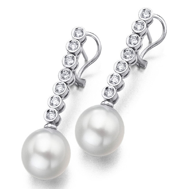 White gold earrings with Australian Pearls and Diamonds.