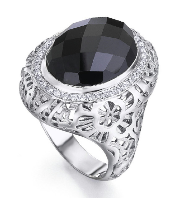 Anillo oro blanco , Espinela facetada y Diamantes