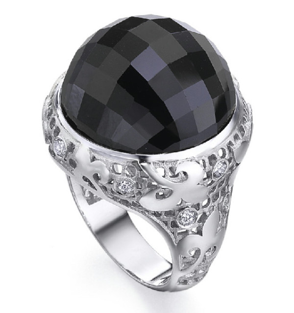 White gold ring with Spinel and Diamonds