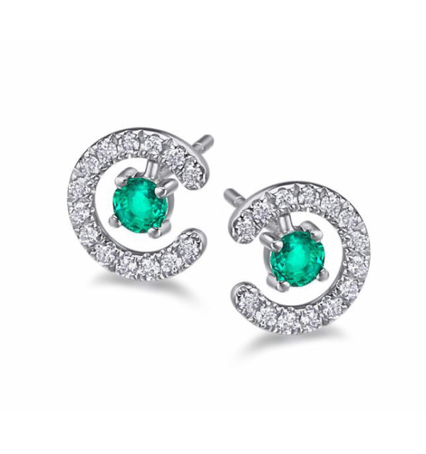 Diamond halo earrings in white gold with Emerald