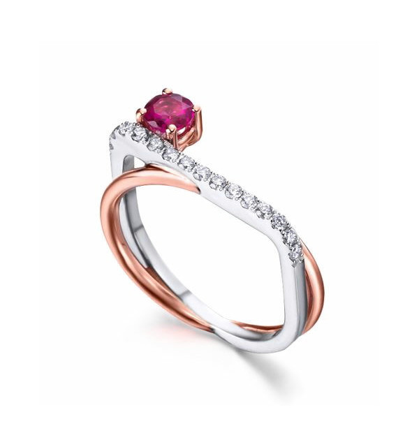 Anillo de  oro blanco, rosa  con Rubí y Diamantes.