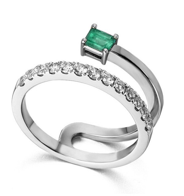 Anillo de  oro blanco con Esmeralda y  Diamantes
