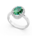 Anillo de  oro blanco con Esmeralda y orla de Diamantes
