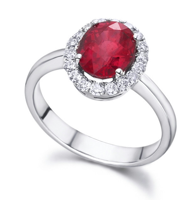 Anillo de  oro blanco con Rubí y orla de Diamantes
