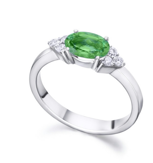 Anillo de  oro blanco con Esmeralda y orla de Diamantes