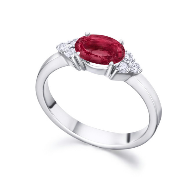 Anillo de  oro blanco con Rubí y orla de Diamantes.