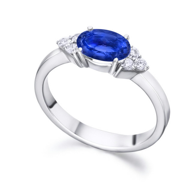 Anillo de  oro blanco con Zafiro y  Diamantes