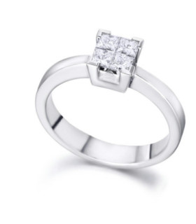 Anillo oro blanco con diamantes talla princesa.