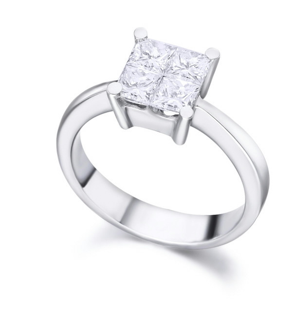 Anillo oro blanco con diamantes talla princesa.
